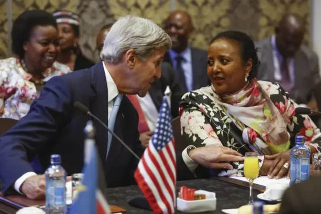 John Kerry (L) chats with Kenya's Foreign Minister Amina Mohamed (R) prior to the ministerial meeting with his African counterparts in Nairobi, Kenya, 22 August 2016.