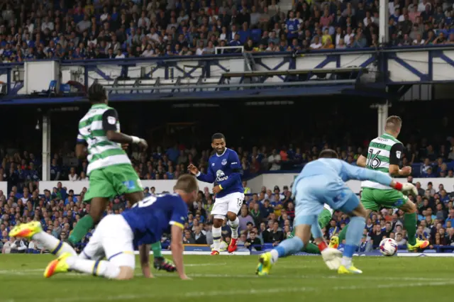 Aaron Lennon scores for Everton