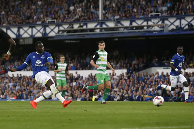 Everton's Lukaku shoots