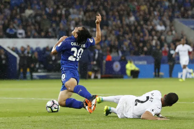 Shinji Okazaki is fouled by Jordi Amat