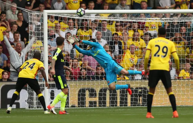 Petr Cech saves from Jose Holebas