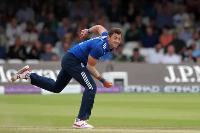 Liam Plunkett bowls