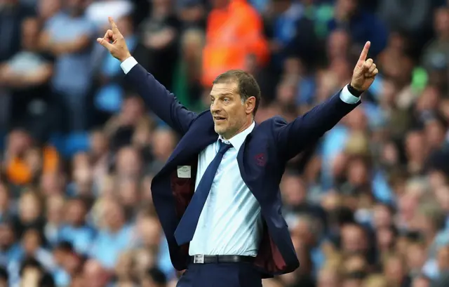 West Ham manager Slaven Bilic gives instructions