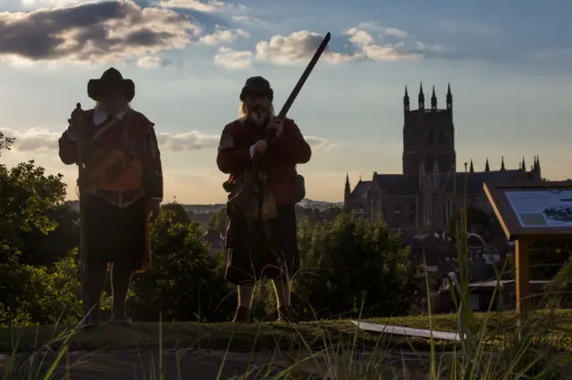 Civil war soldiers and Worcester Cathedral