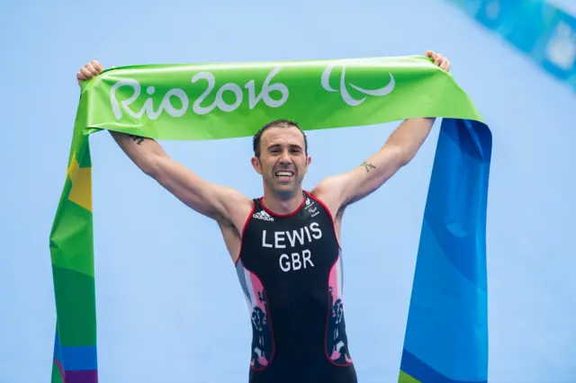 Andy Lewis celebrates winning PT2 triathlon gold at the Rio Paralympics