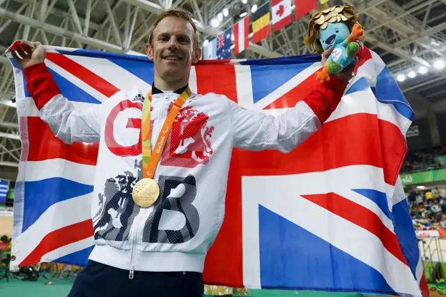 Jody Cundy celebrates winning the C4-5 1km at the Rio Paralympics