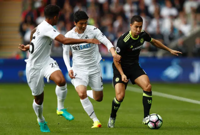 Hazard in action with Ki Sung-Yueng and Kyle Naughton