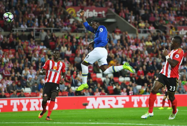 Romelu Lukaku with a header