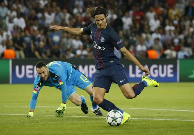 Cavani misses open goal