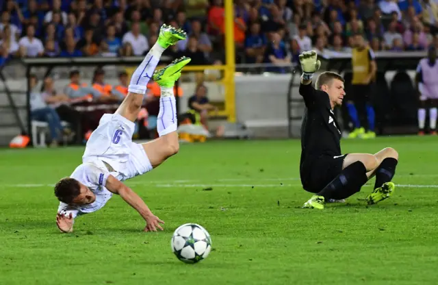 Jamie Vardy wins a penalty