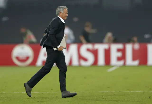 Jose Mourinho running to the tunnel