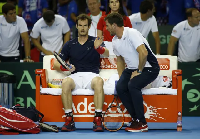 Leon Smith advises Andy Murray