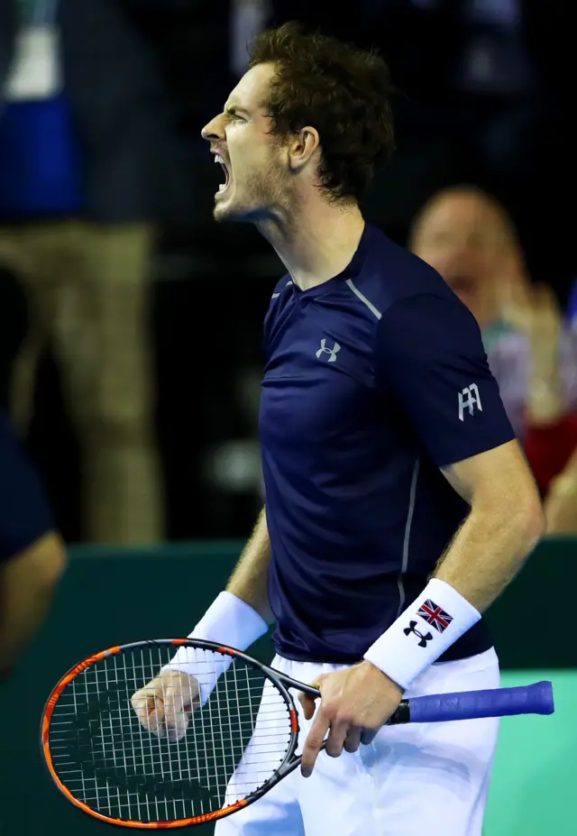 Andy Murray wins second set