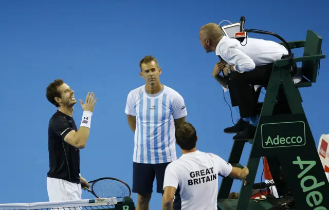 Andy Murray complains to the umpire