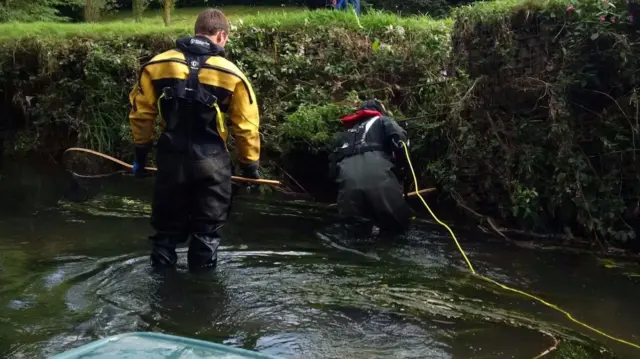 Environment Agency workers on the Trent