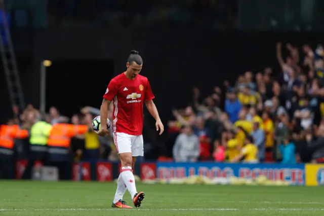 Zlatan Ibrahimovic walks off pitch