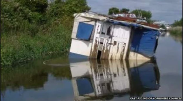 A boat sunk in the River Hull