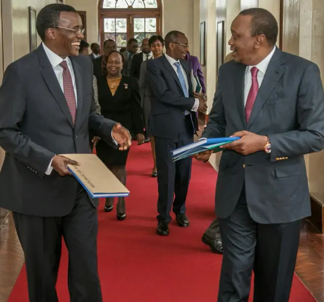 President Uhuru Kenyatta (R) and Judge Maraga (L)