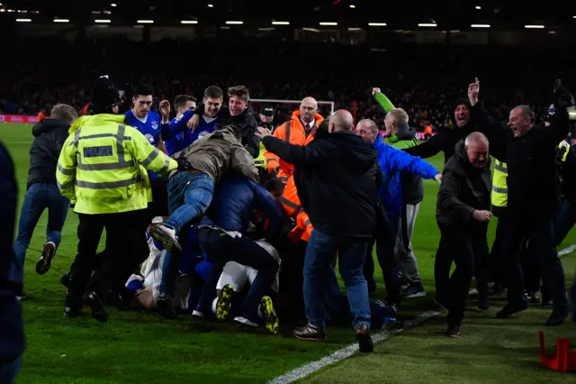 Everton celebrate scoring at Bournemouth in 2015-16