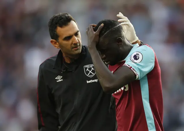 Cheikhou Kouyate receives medical attention