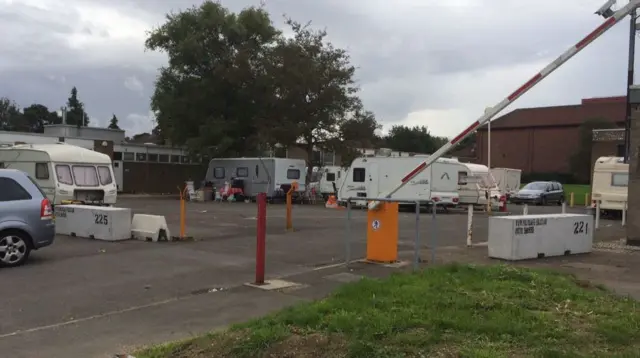 Travellers caravans on land of old Magistrates' Court in Dunstable