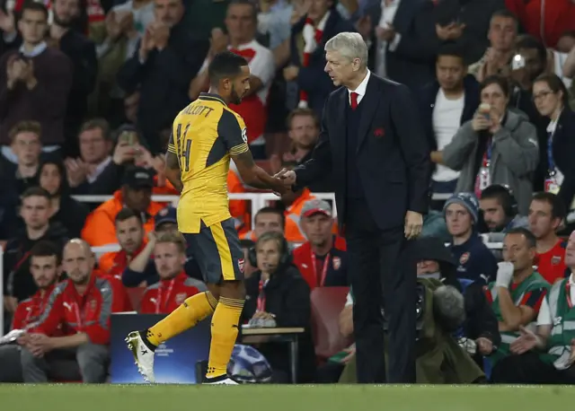 Walcott shakes hands with Wenger as he leaves the pitch