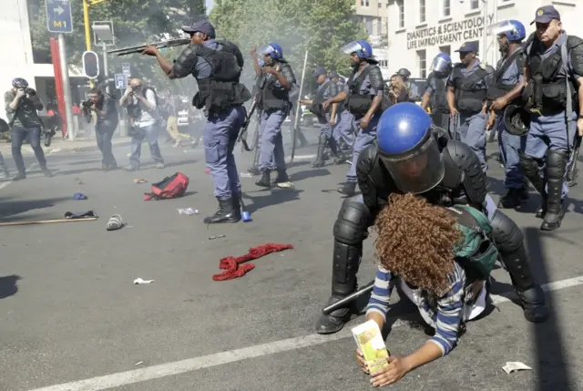 Police clashing with students