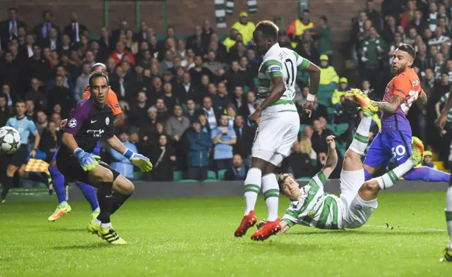 Moussa Dembele scores