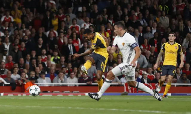 Walcott scores Arsenal's second goal