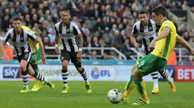 Graham Dorrans (right)