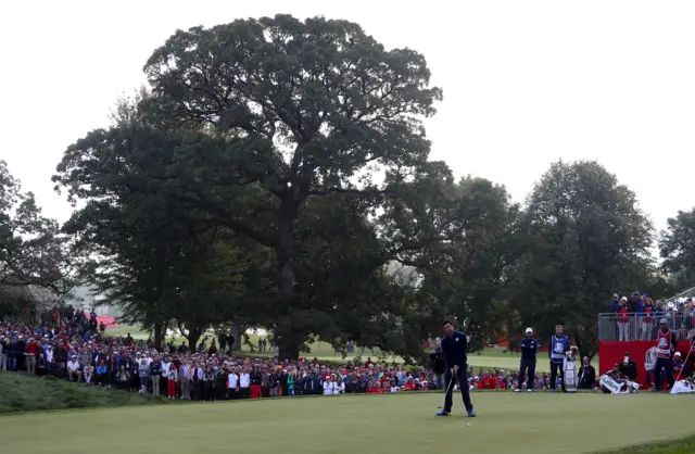 McIlroy misses putt on the 8th