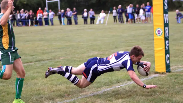 Tom Summers scoring a try