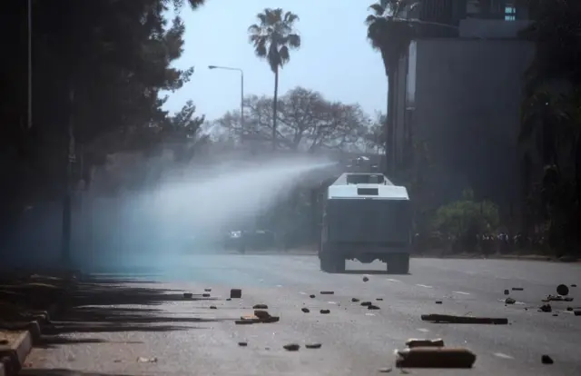 Zimbabwe police water cannon