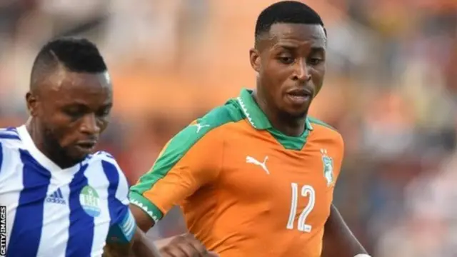 Sierra Leone's Umaru Bangura (left) battles with Ivory Coast's Jonathan Kodjia