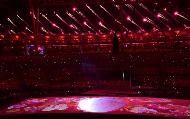 A giant, beating heart made up of jigsaw pieces from the athletes at the centre of the Maracana