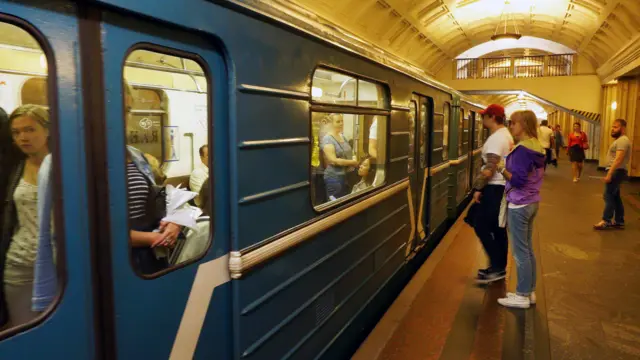 A train pulling into a Moscow station