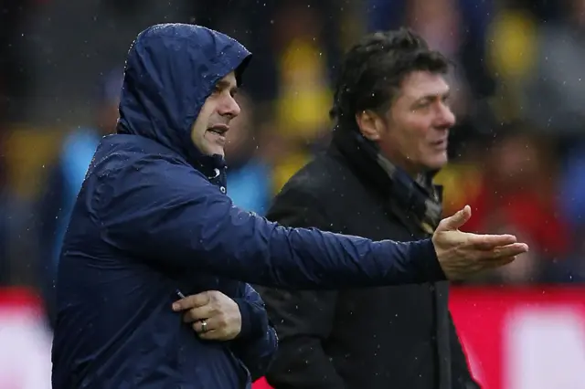Mauricio Pochettino gestures