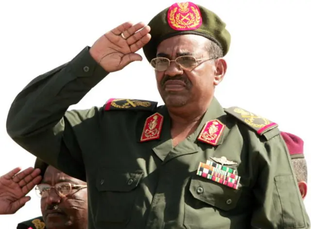 Sudanese President and Commander in Chief Omar al-Bashir salutes during a ceremony to mark the 53rd anniversary of the creation of the Sudanese armed forces in the northern Sudanese city of Merowe, 14 August 2007