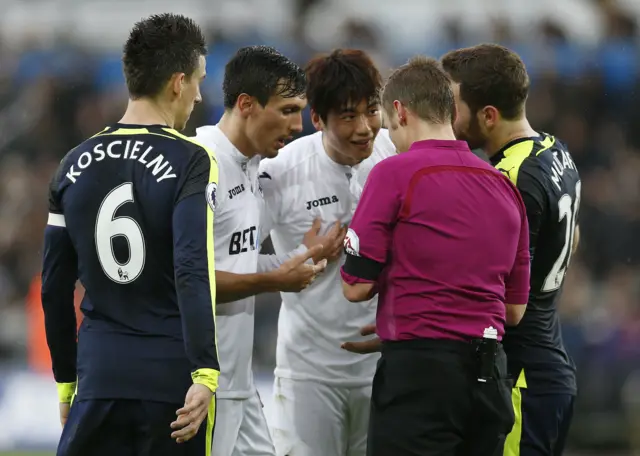 Swansea City"s Ki Sung Yueng appeals for a penalty to referee Mike Jones