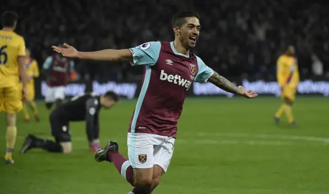 Manuel Lanzini celebrates