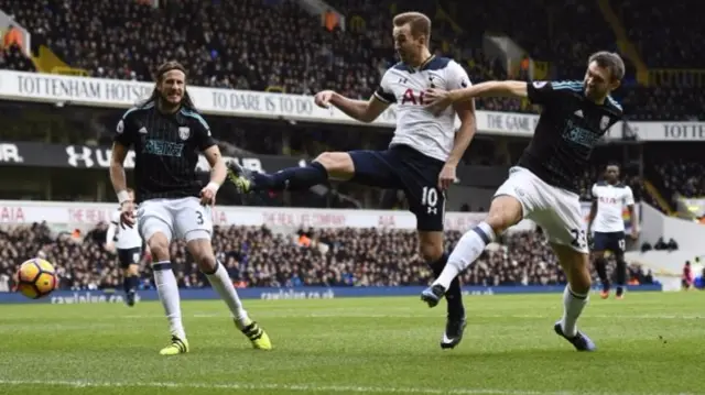 Harry Kane misses a chance