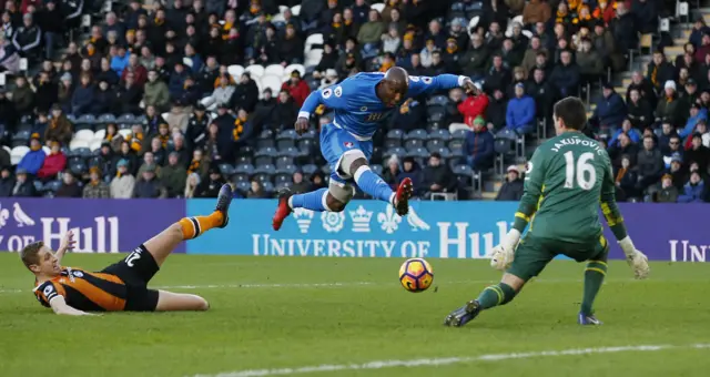 Bournemouth"s Benik Afobe in action with Hull City"s Eldin Jakupovic (R) and Michael Dawson (L)