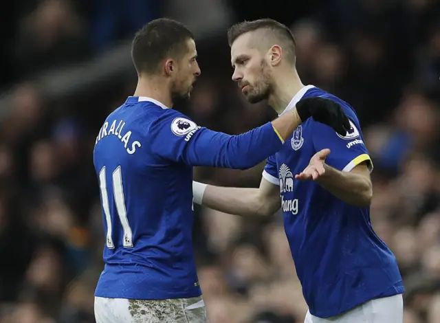 Morgan Schneiderlin replaces Kevin Mirallas