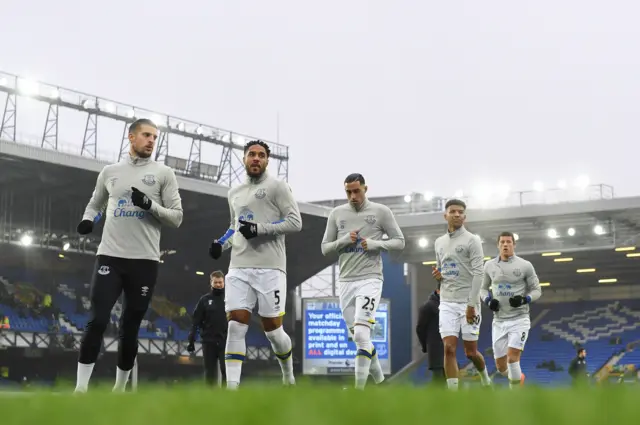 Everton warm up