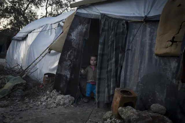 Photo a child in a makeshift house in Syria