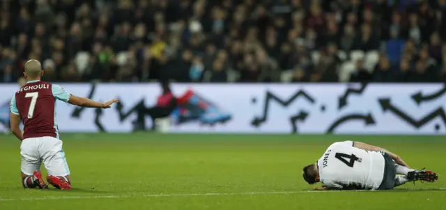 Sofiane Feghouli gestures