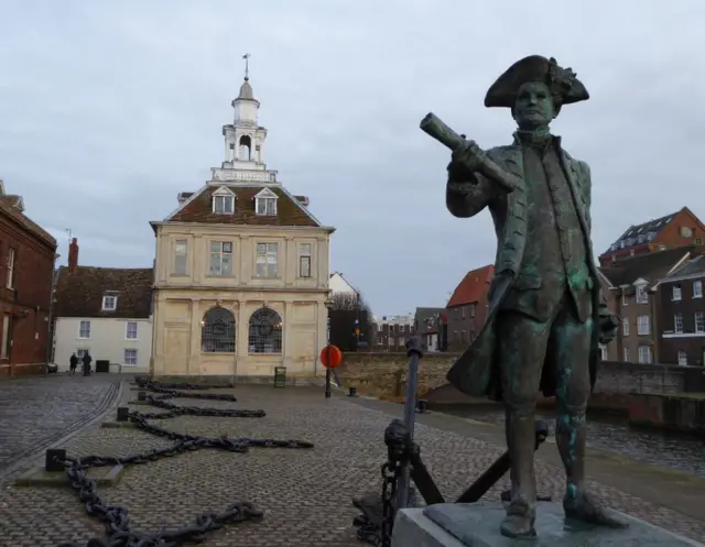 Customs House in King's Lynn, with statue of Capt Vancouver