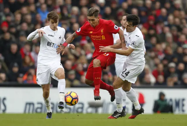 Roberto Firmino (centre)