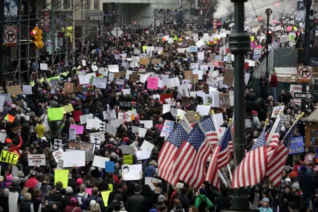 Crowds throng the avenues