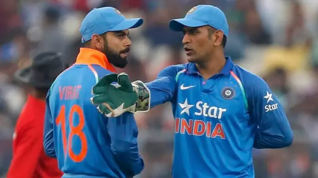 Virat Kohli talks to MS Dhoni